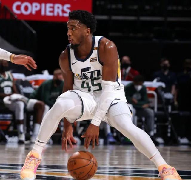 雄鹿碾压浙江队，戈贝尔统治全场