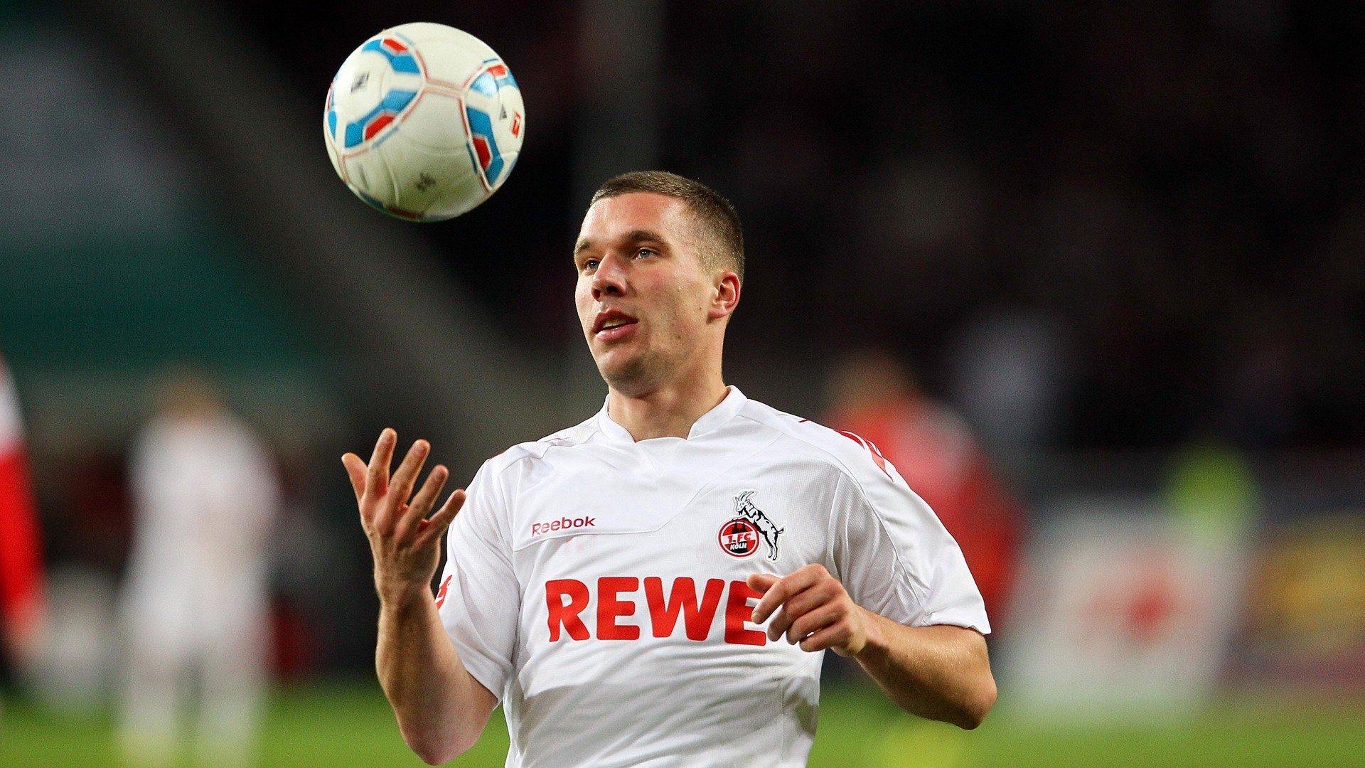 当足球圣殿响起篮球终场哨，一场时空错位的终极对决